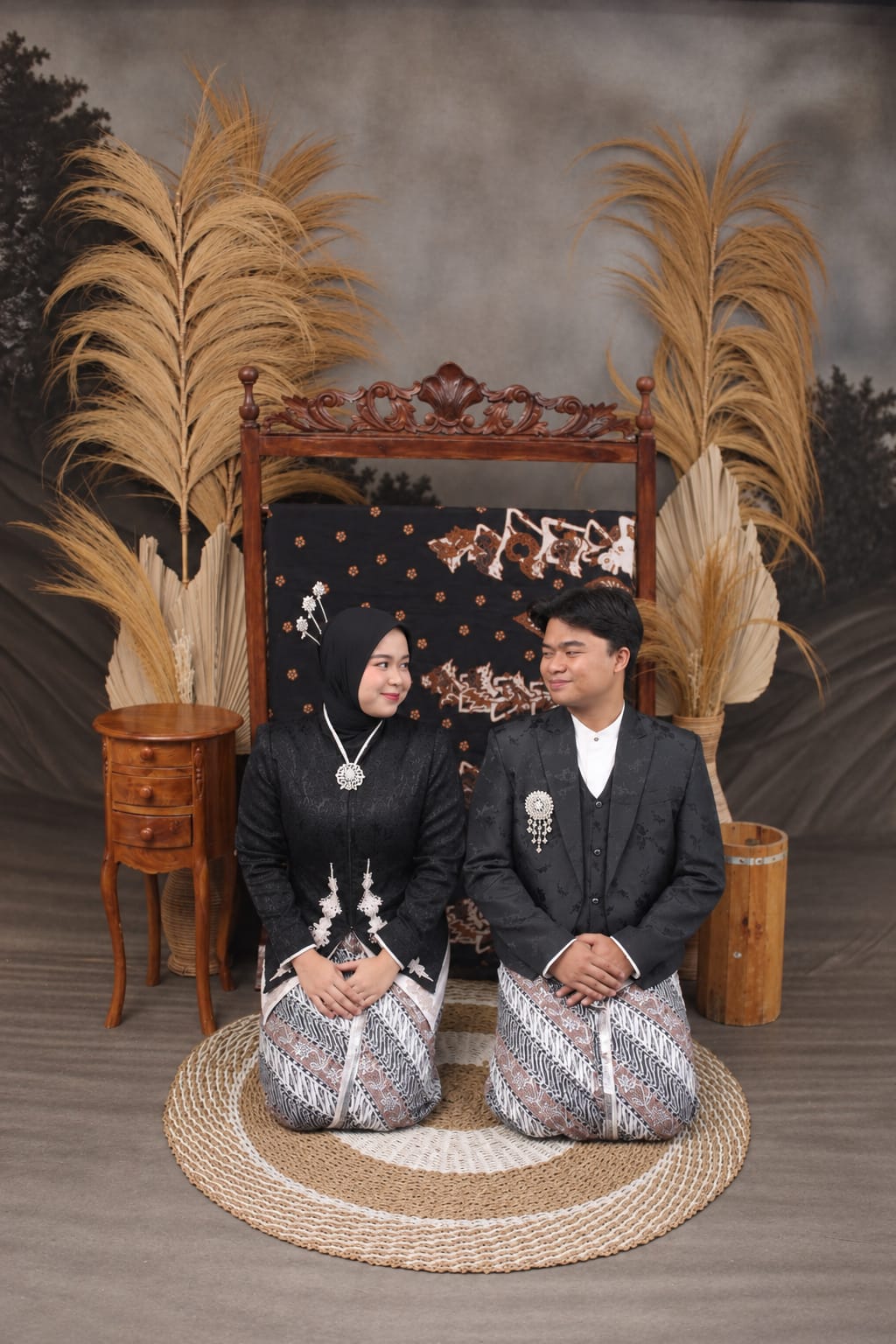 Afsyar dan Ayu mengenakan busana adat Jawa